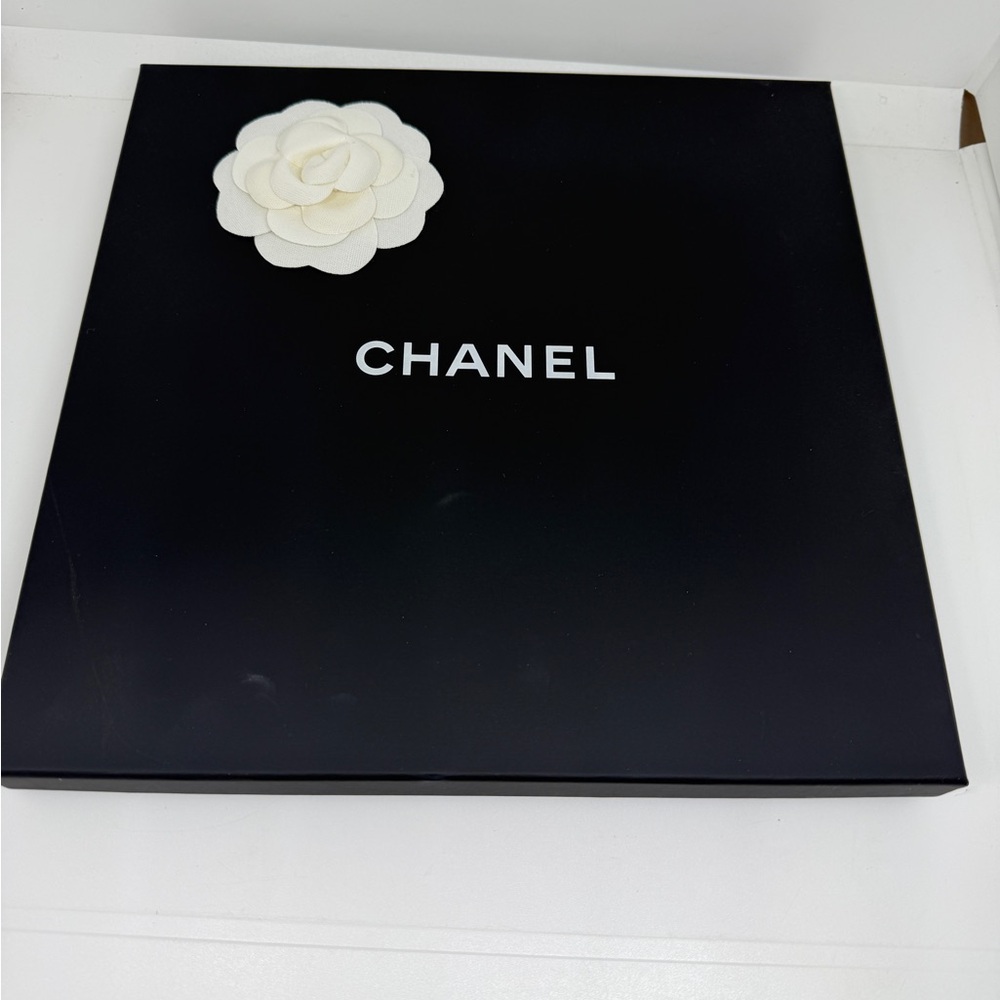 Classic Chanel CC Cashmere Scarf. Black & Ivory - Picture 4 of 7